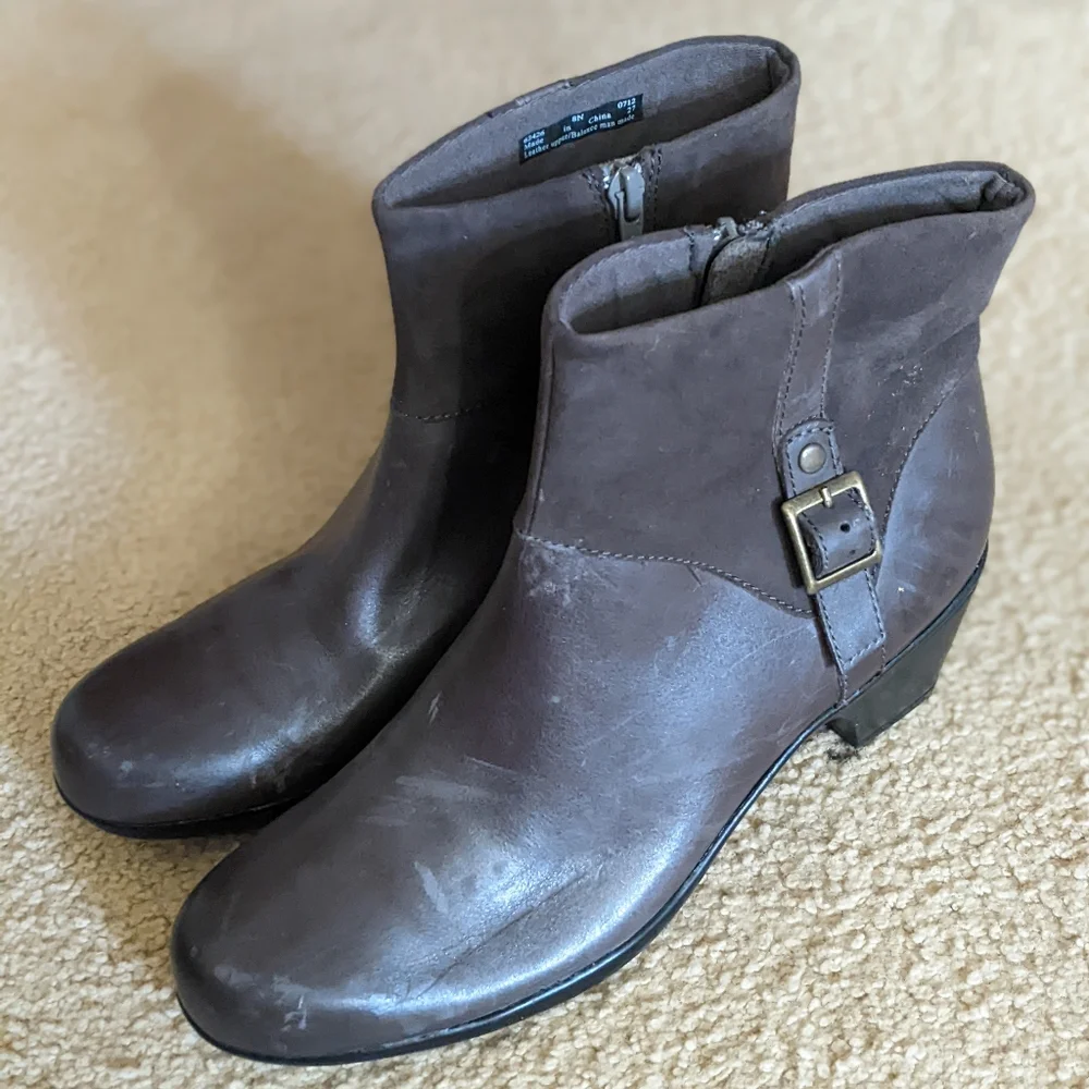Clark's  Bendables Dark Chocolate Brown Side Zip Leather Upper Booties Size 8N